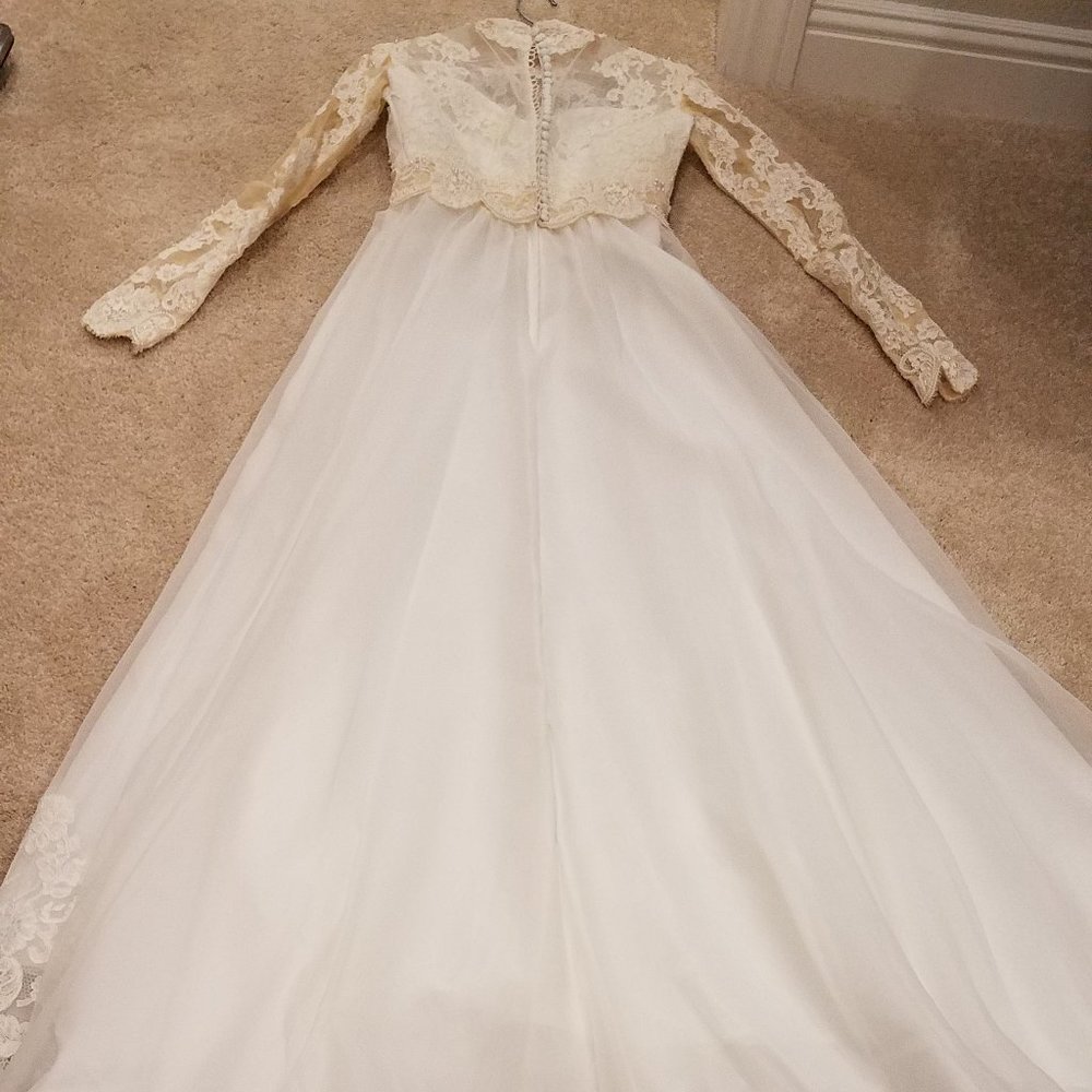 Vintage Wedding Gown w/ Veil & zipper storage bag